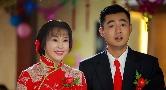 刘涌和刘晓津的婚礼在亲朋好友的簇拥下举行,一切都显得那么美好.