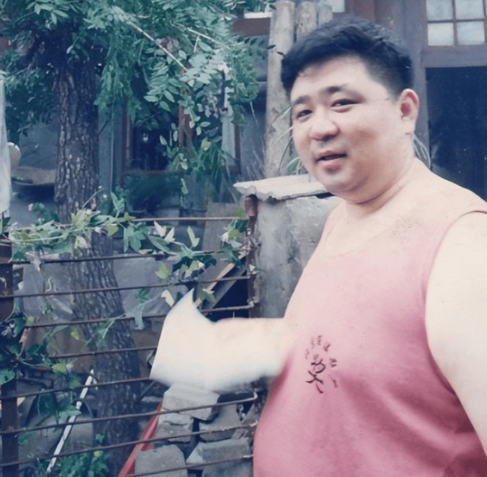 "狄仁杰"梁冠华:因太胖无戏可拍,却被女神倒追,39岁总算火了