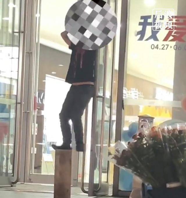 离谱!男子商场门口卖花,被保安用大喇叭揭露进价,竟要上吊自杀
