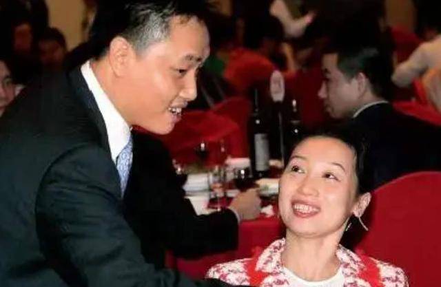 回顾国美铁娘子杜鹃:苦等丈夫12年,2年还8亿债务,营收3000亿