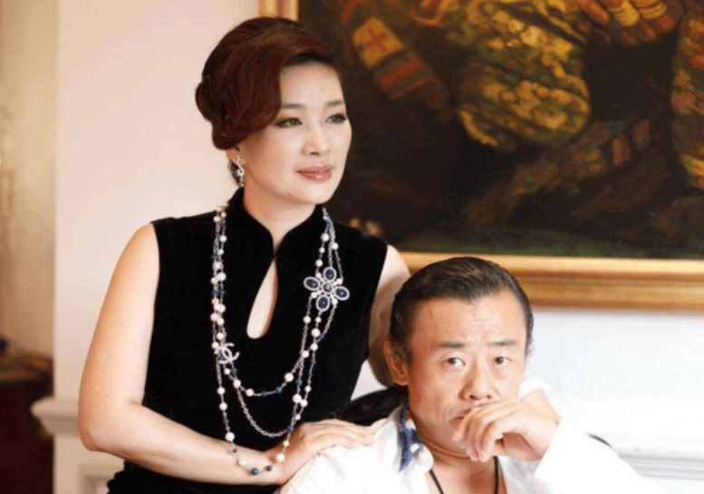 女富豪胡洁:前夫贪污入狱16年,转头嫁周立波,送百万保时捷