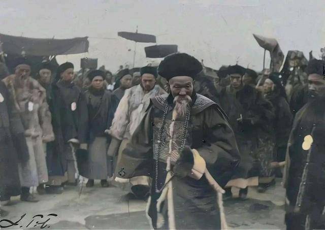 回顾清朝最后一位摄政王,28岁退休在家,晚年以90万斤小米卖掉王府