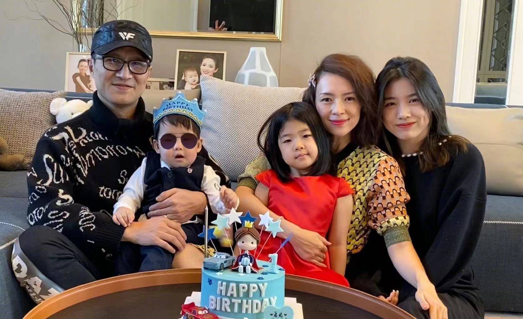 汪峰被偶遇带熙熙日本购物,疑似二女儿也在,和女儿们关系好好