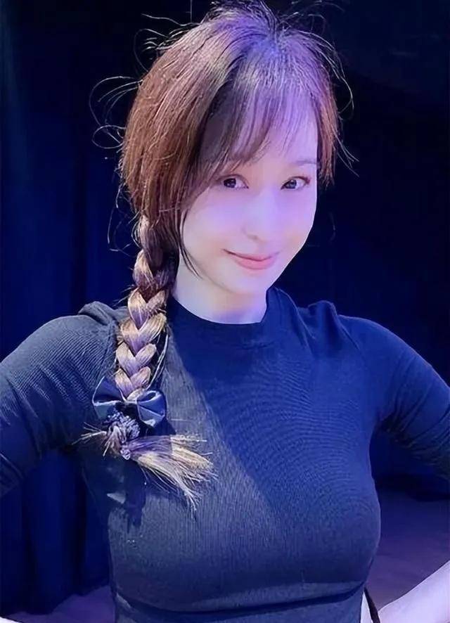 她关注弱势群体和环境问题,通过参与各类公益活动传递正能量和爱心.