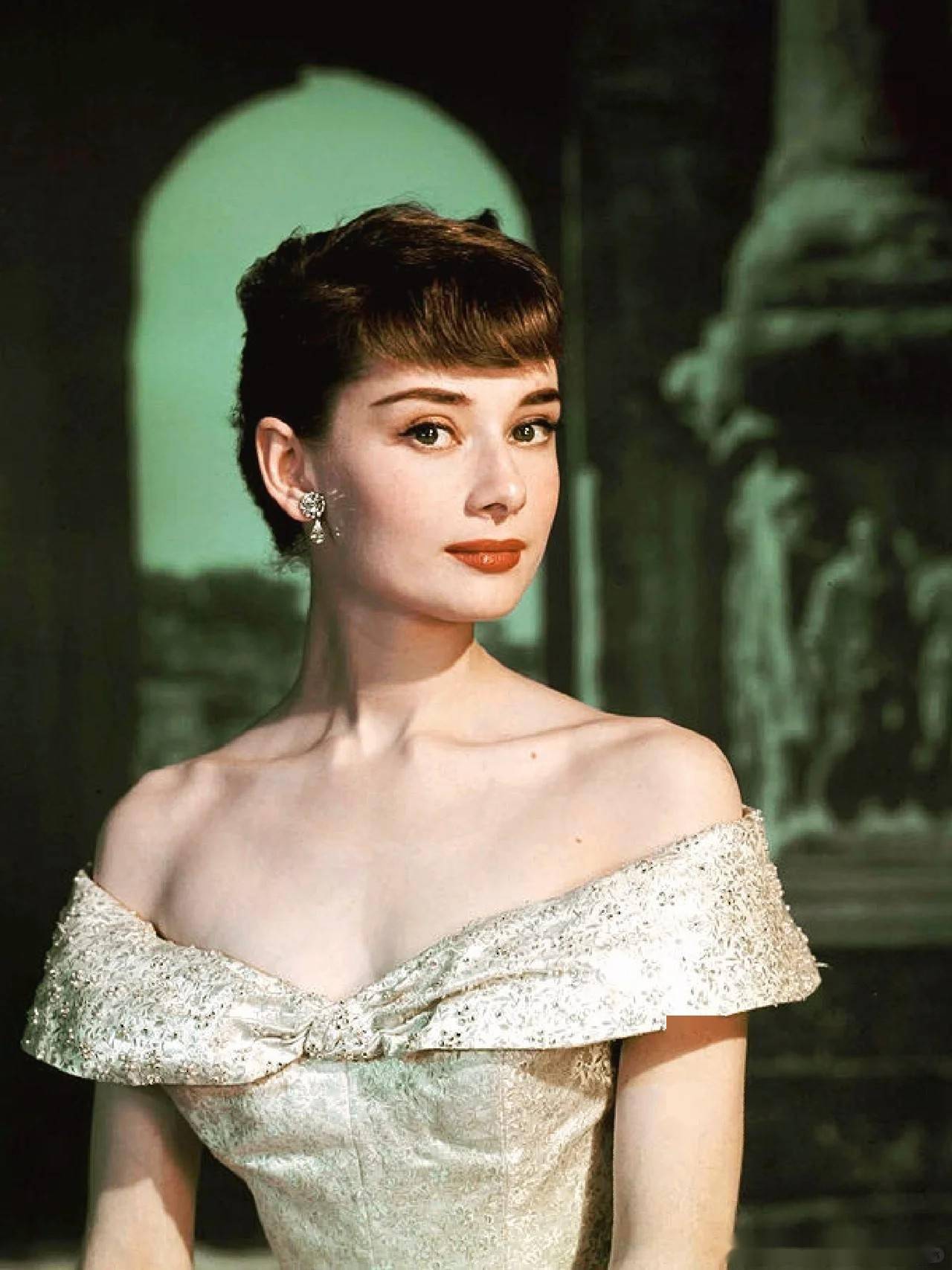 奥黛丽赫本的绝代风华,婀娜多姿写真曝光,女神美貌惊艳全场!