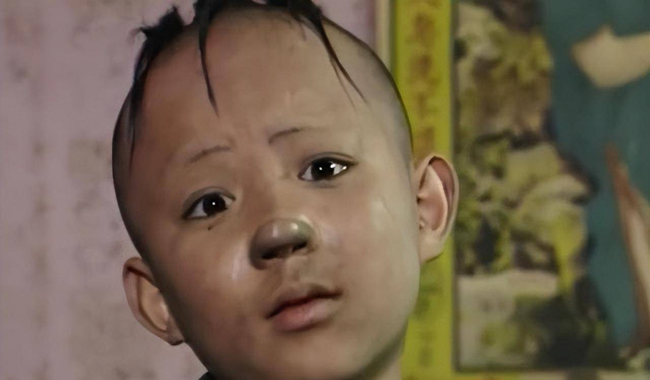 8 岁童星孟智超植发后现状:与妈妈现身香港,三十年转瞬即逝