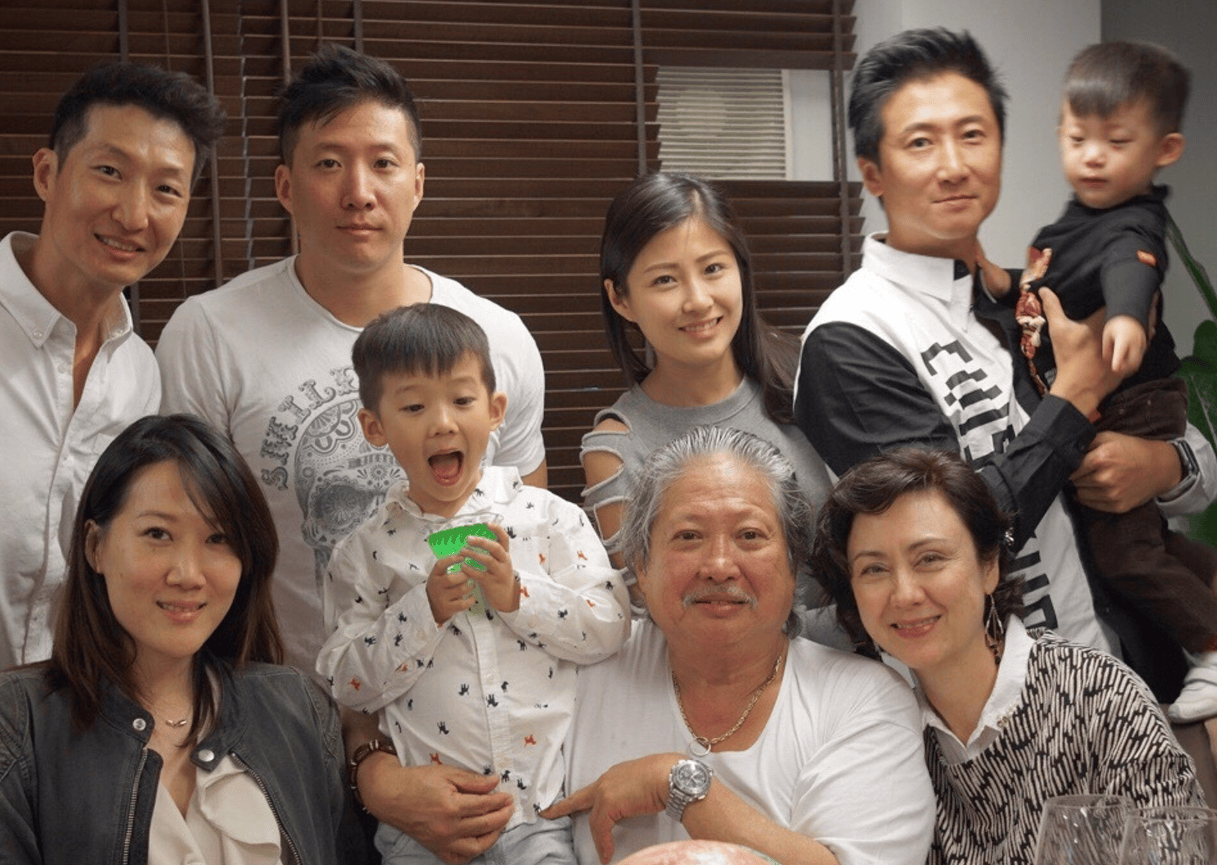 曝洪金宝48岁次子将结婚,小15岁女友是王大陆前任,父母欠债百万