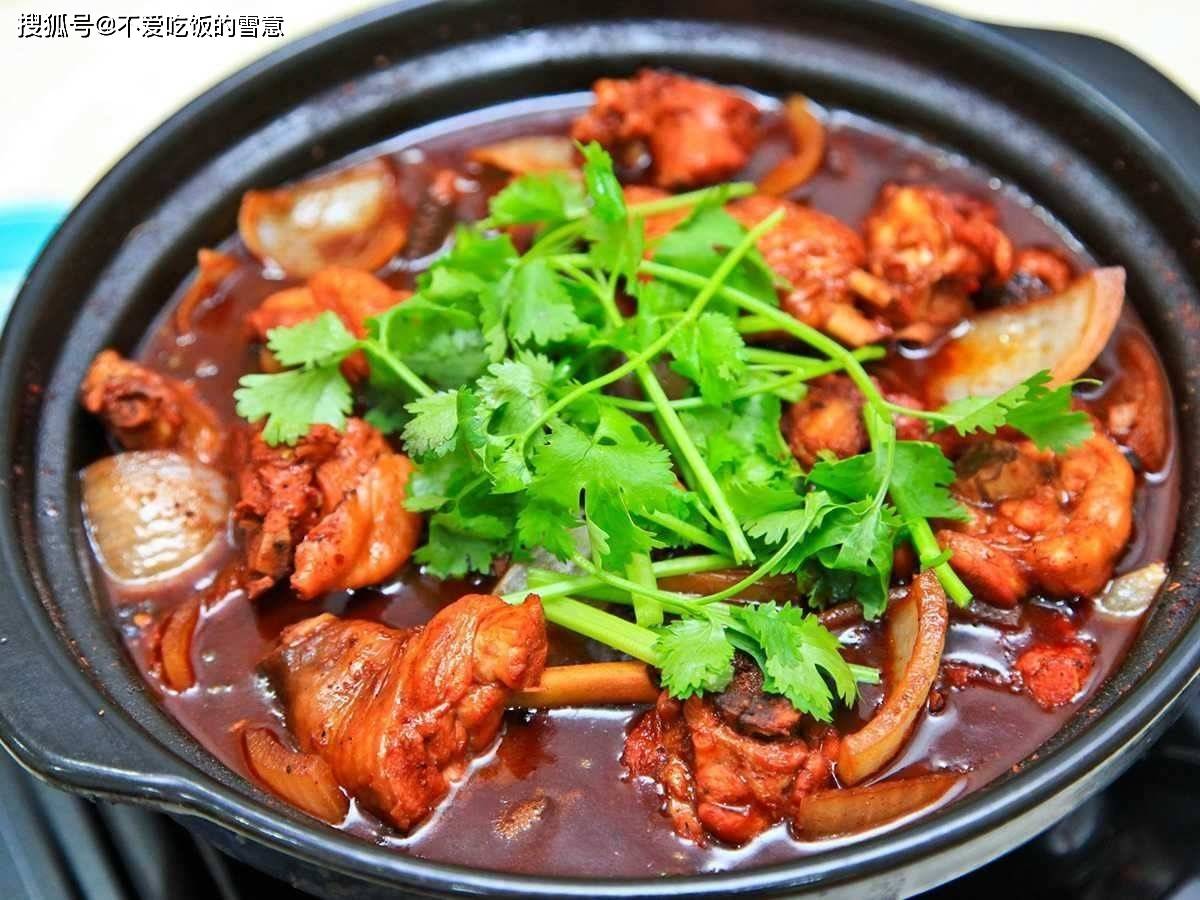 《冬日温情:一锅鸡公煲,暖身更暖心》_调料_汤汁_砂锅