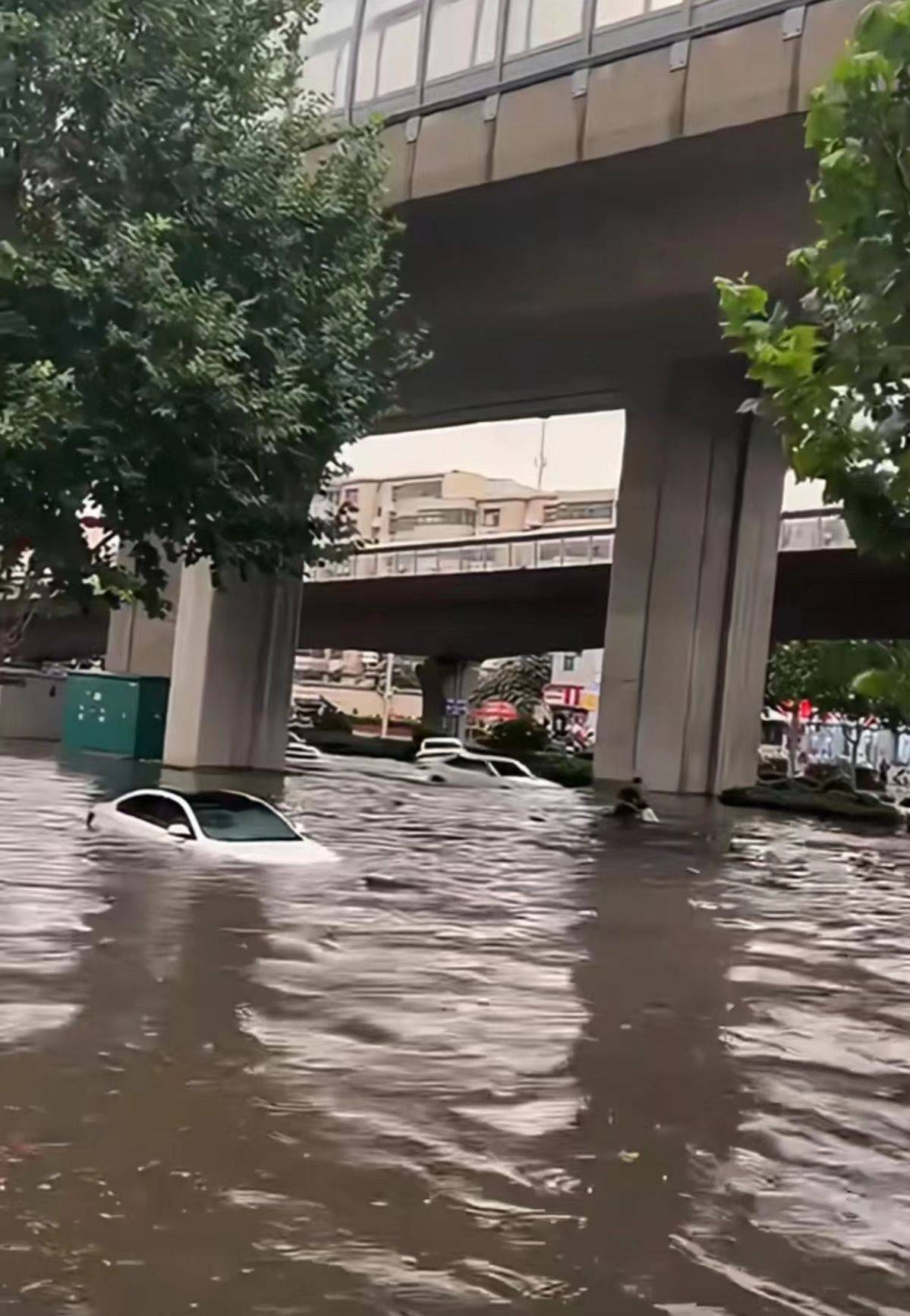 7月22晚,郑州突降暴雨,城市内涝