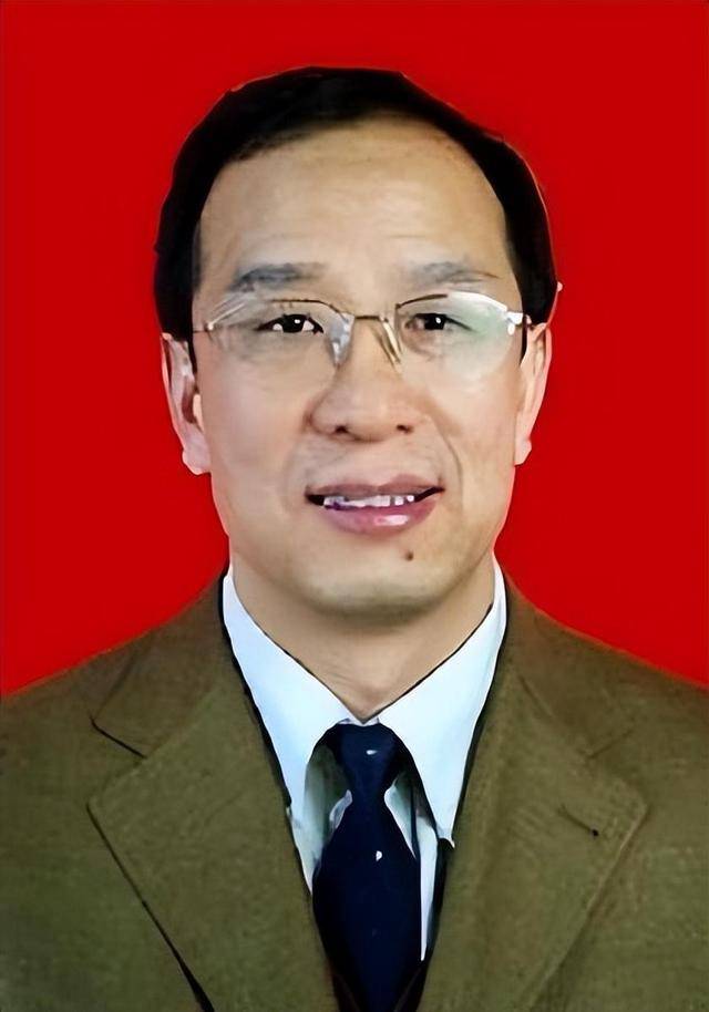 说起这个方伟召,他可不简单,从同济大学拿到了博士证书之后,方伟召便