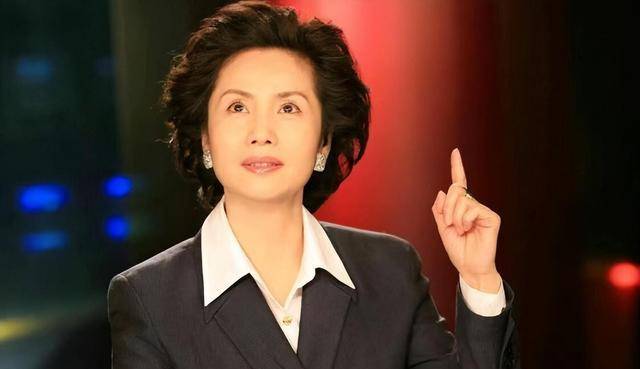 在工作中,她仍然雷厉风行,敢于挑战各种困难,但在家庭中,她却变得温柔