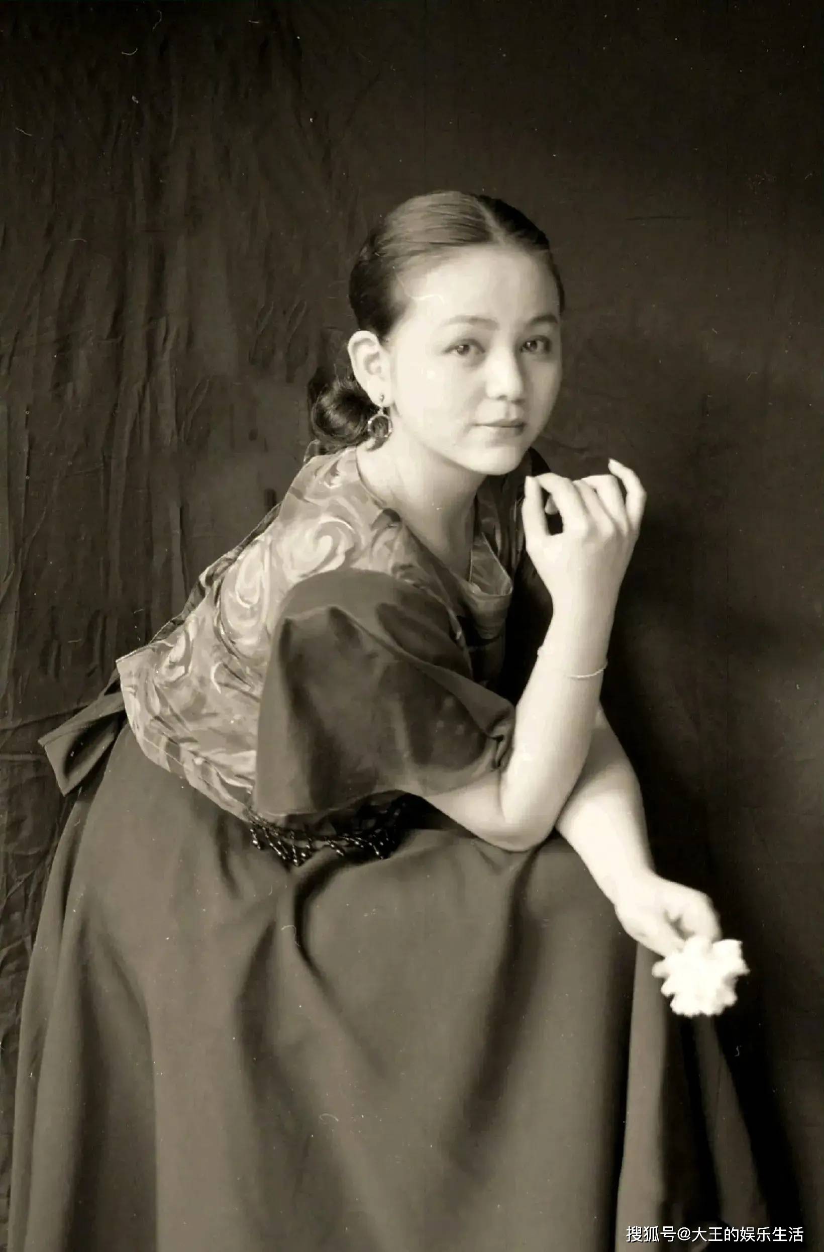 53岁王琳晒未成名时旧照,网友大夸特夸,婴儿肥露额头似混血美女