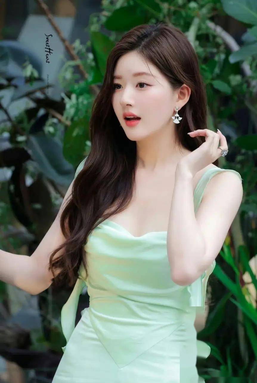 25岁赵露思,才华横溢,美貌与智慧并存!魅力四溢的写真引爆全网!