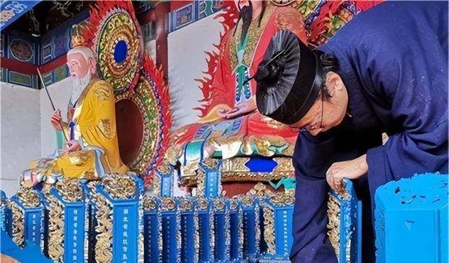 因为抗击疫情而不幸牺牲的工作人员立碑,大家会纷纷赞扬这是一件好事