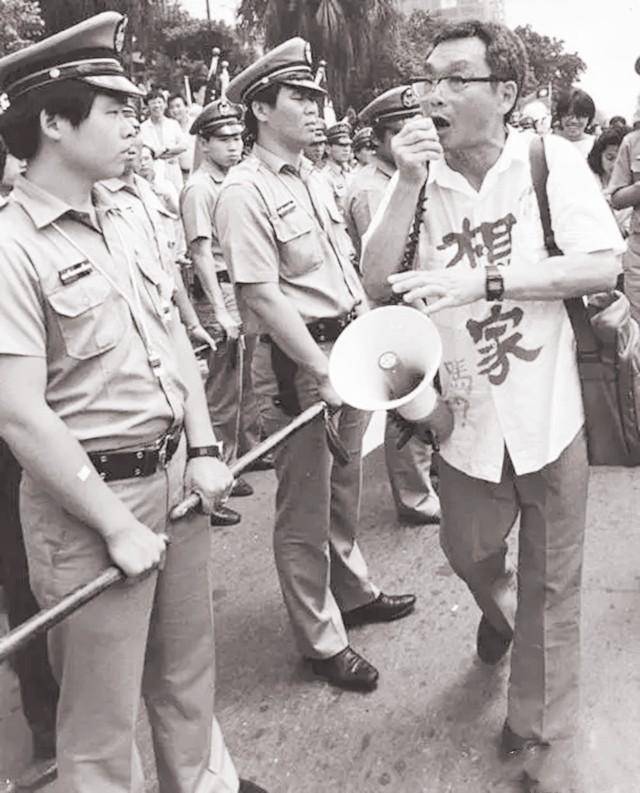 1987年,一位五十多岁的台湾老兵向领导层高喊:"我,何文德,湖北房县人.