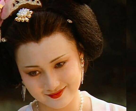 当夜,他便派遣亲信高力士秘密召见,预备让杨玉环入宫侍奉.