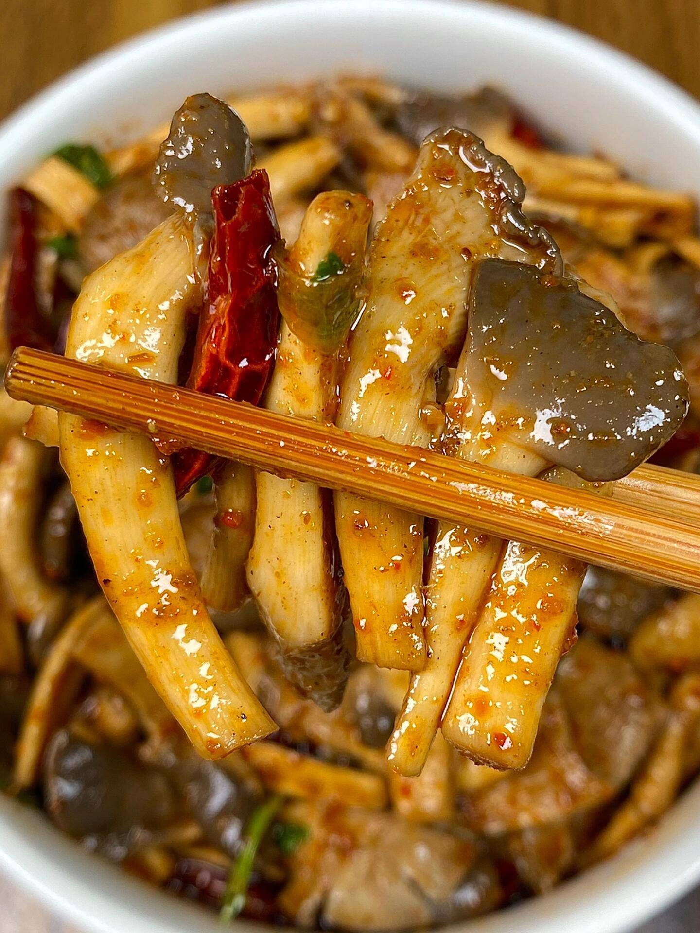 香辣嫩滑的香辣孜然炒平菇