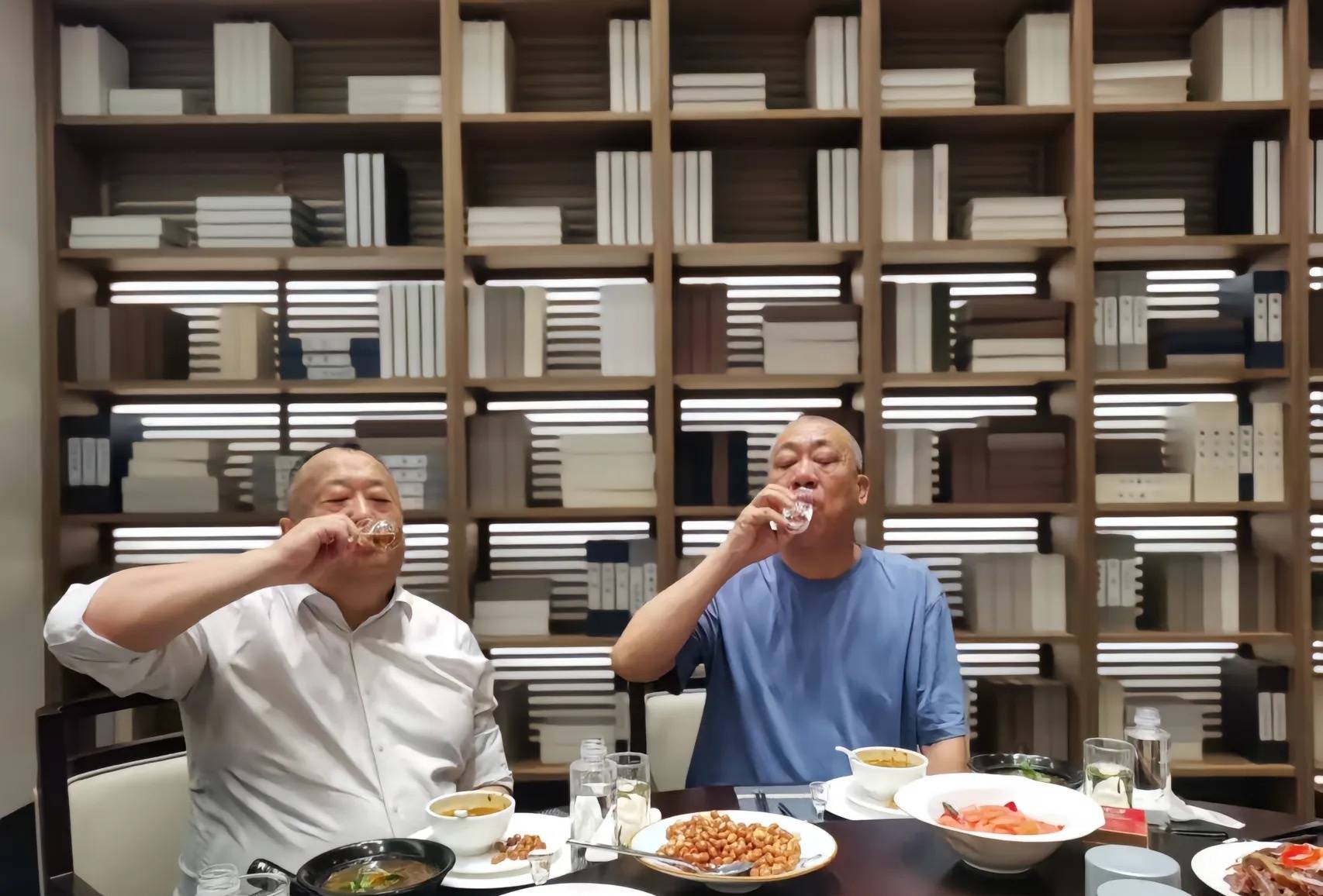 席间,崔培军还许诺帮助李兴华出售他的酸菜,为此还好好地进行了一番