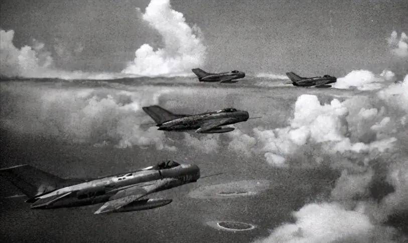 1965年空战,我军飞行员开歼6击落美军战机,24年后对手上门来拜访他