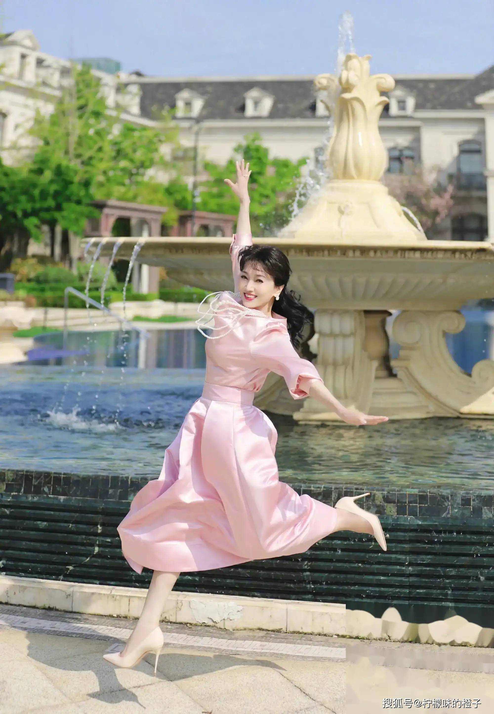 70岁赵雅芝挑战细高跟,网友:这奶奶我不服!