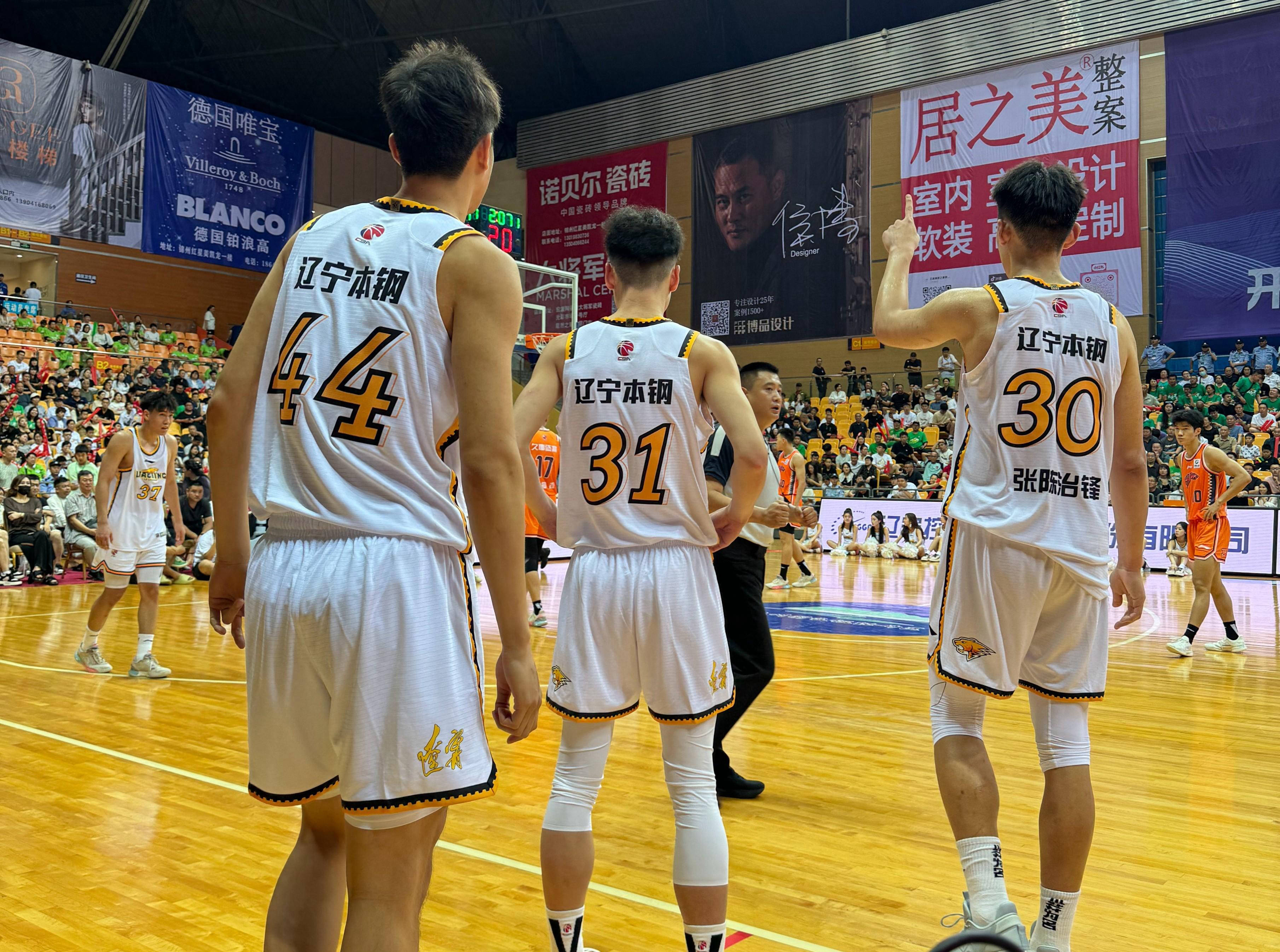 上海队开局即展现强劲攻势,在首节以24-16领先.