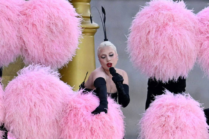 巴黎奥运会开幕式:ladygaga像火烈鸟一样蹿出来引网友