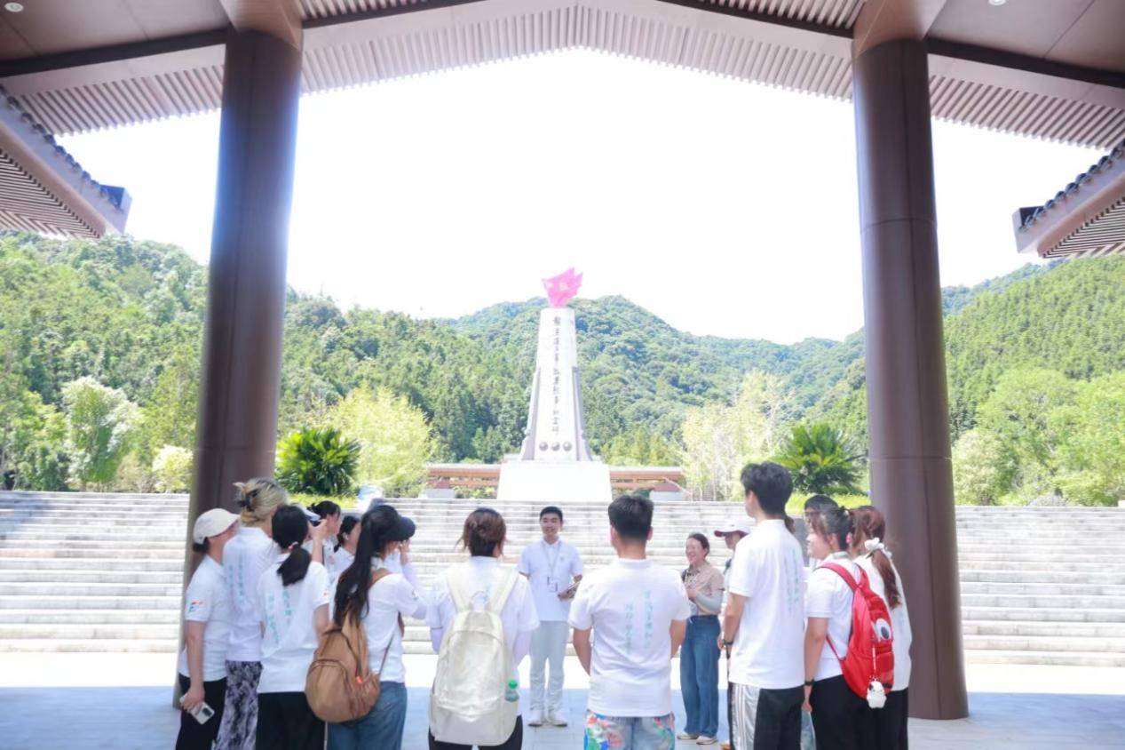 青春心向党,走进历史的深处——三下乡团队探访油山信丰阁