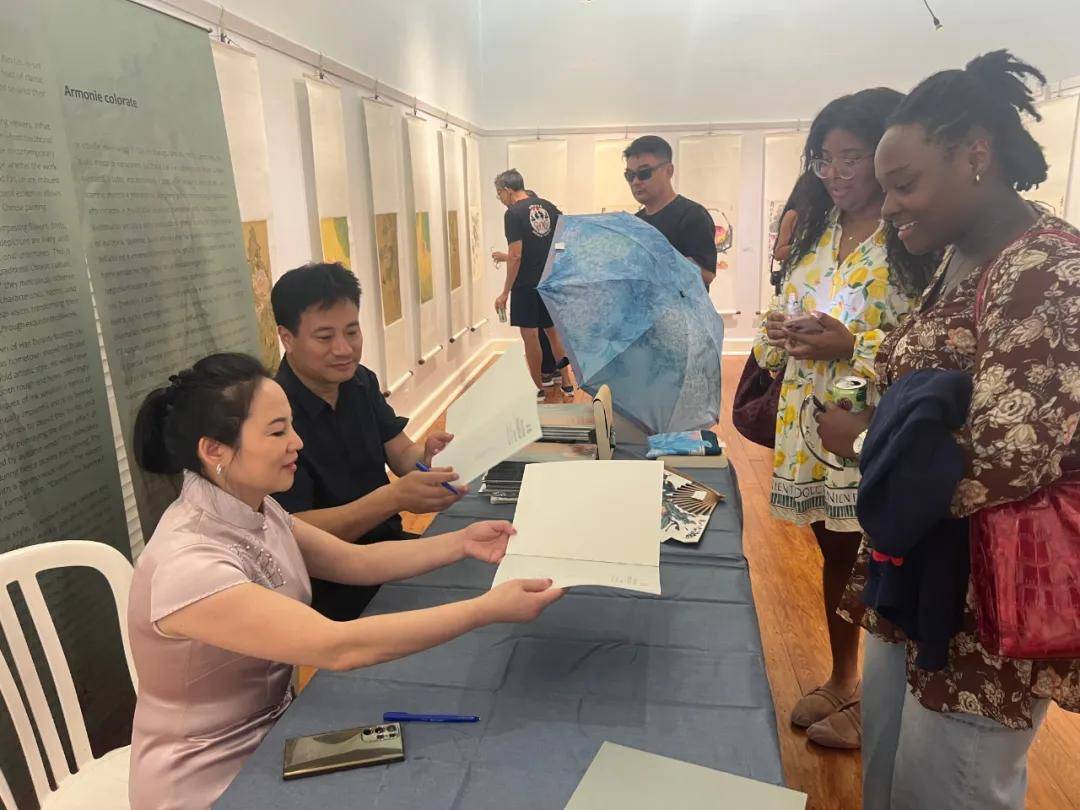 百慕大群岛首个中国画展开幕—艺术家翟优,樊蕾伉俪笔下的家园