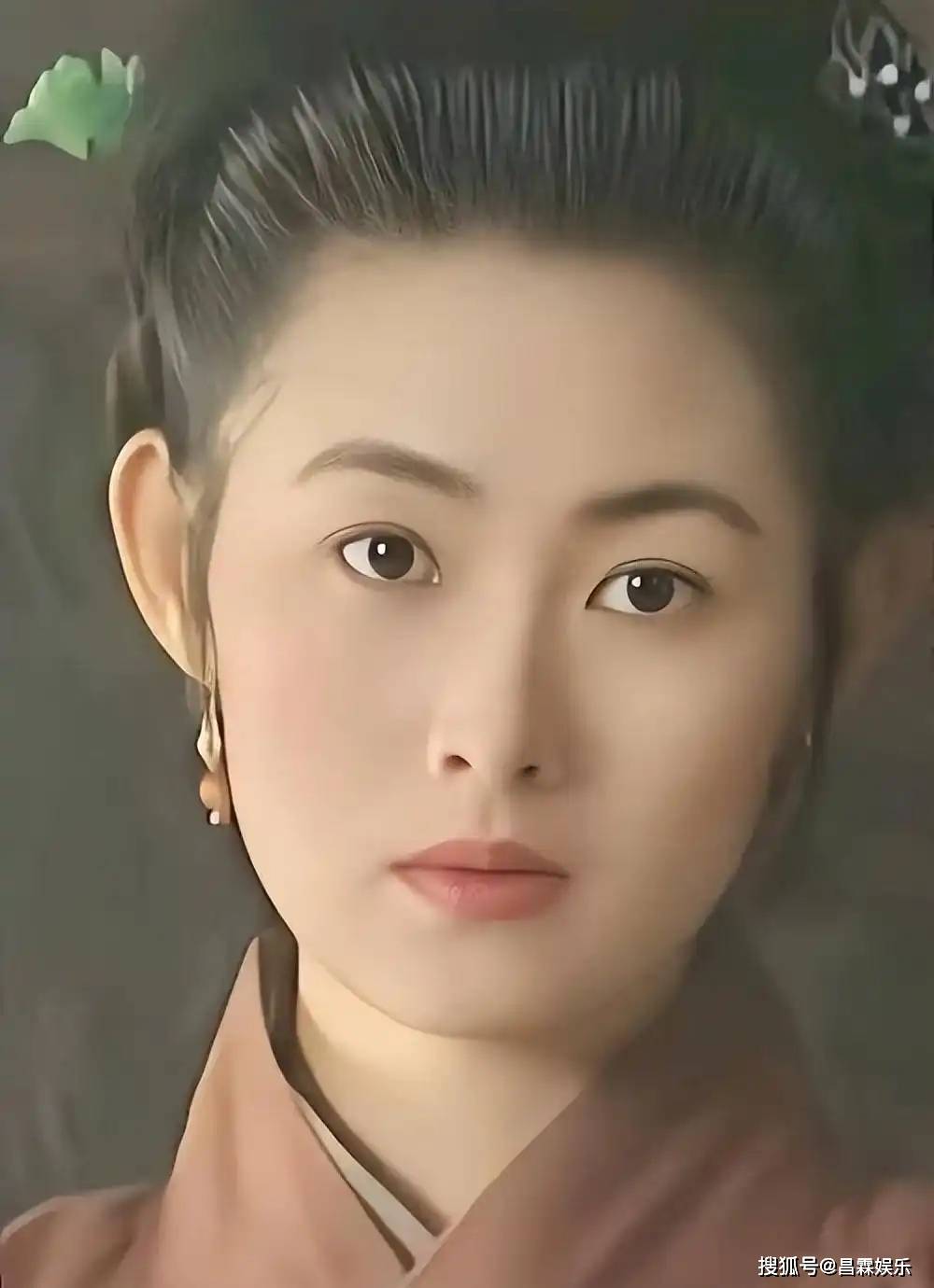 54岁"潘金莲"王思懿近照流出!头发稀疏下巴尖,苹果肌肿大疑整容