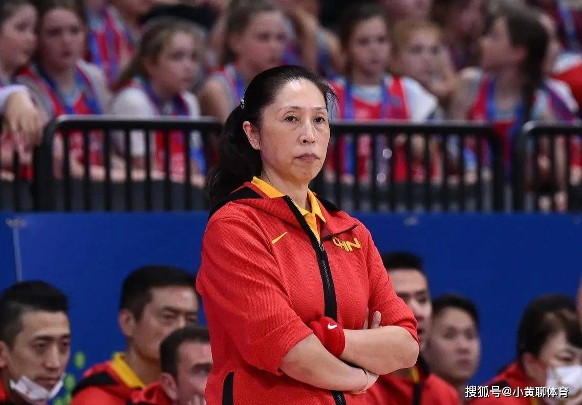 对于中国女篮热身赛战绩糟糕的问题,作为中国女篮的主教练,郑薇在采访