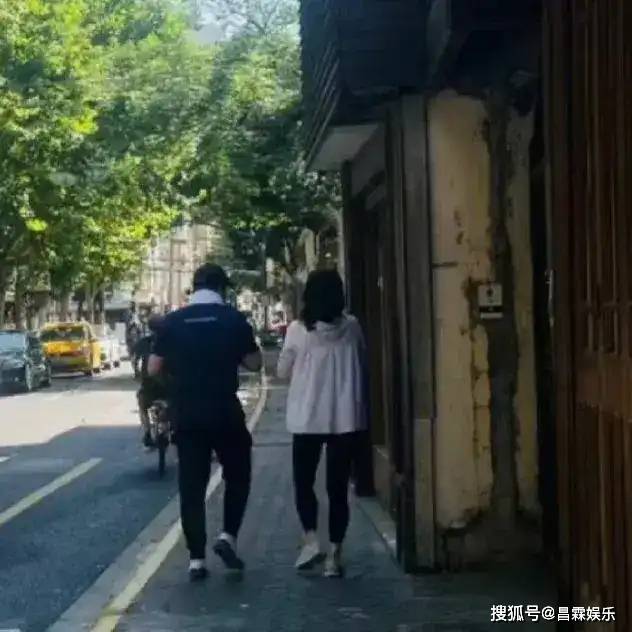 原创            霍启刚现身巴黎奥运开幕式，和郭晶晶甜蜜合影，紧搂老婆满脸自豪-霍启刚给奥运冠军的奖励