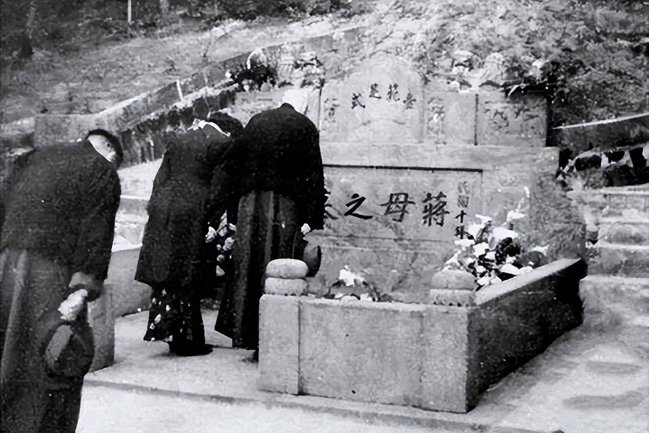 蒋介石一生痴迷"龙脉",败逃台湾后修建了一座"蒋母墓",这是为何?