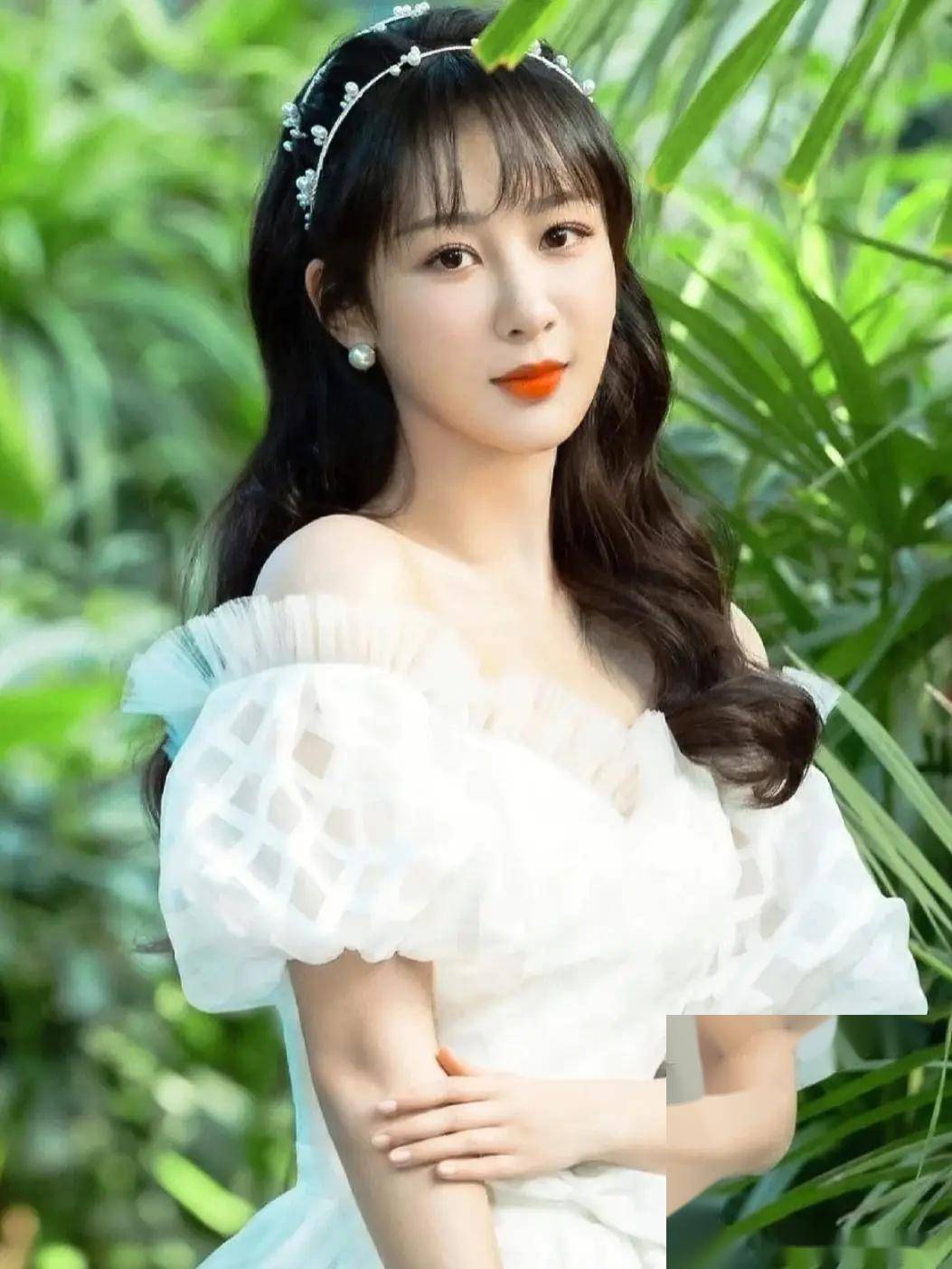 28岁的杨紫写真曝光,这神仙颜值谁敢挑战?