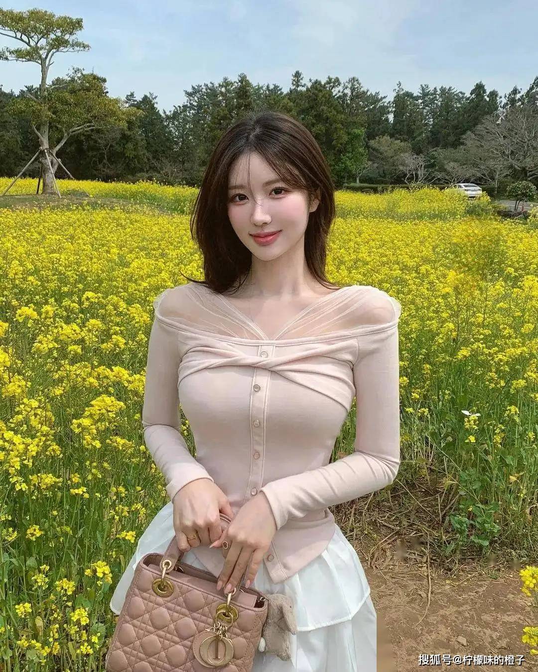 这个韩国网红真绝了,高级脸 杨柳腰,身材真让人羡慕!