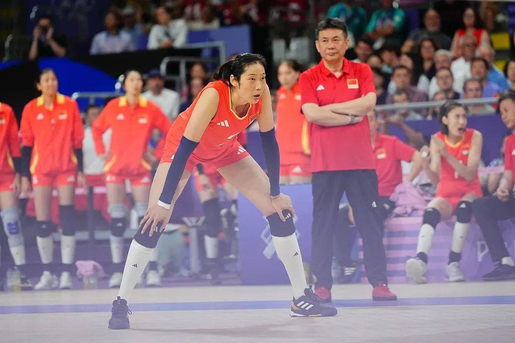 时隔20年再胜美国,中国女排教练发声