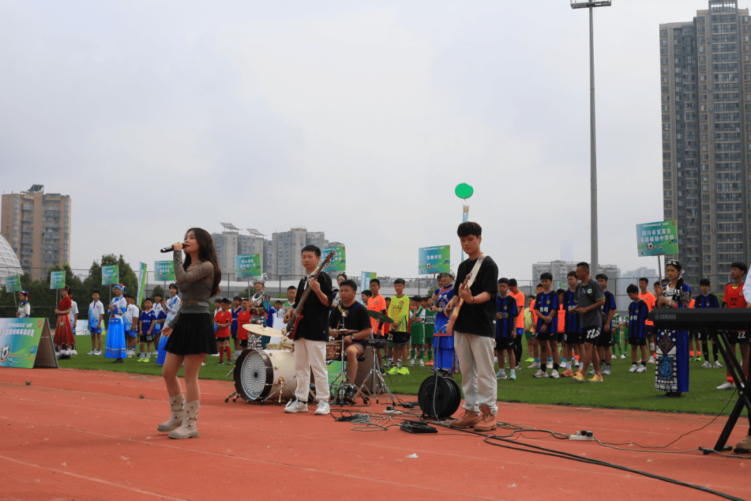 揭幕战由四川省宜宾市高县硕勋中学队对阵北京师范大学贵阳附属中学