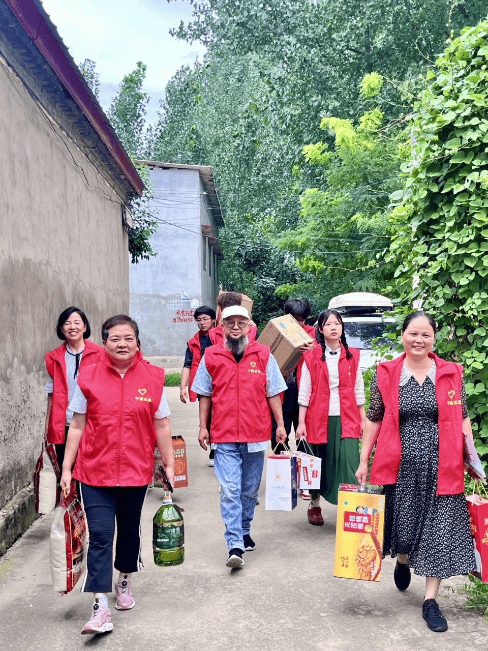 支持乡村振兴 帮扶孤寡老人 "关爱零距离,情暖老人心"走访独居老人