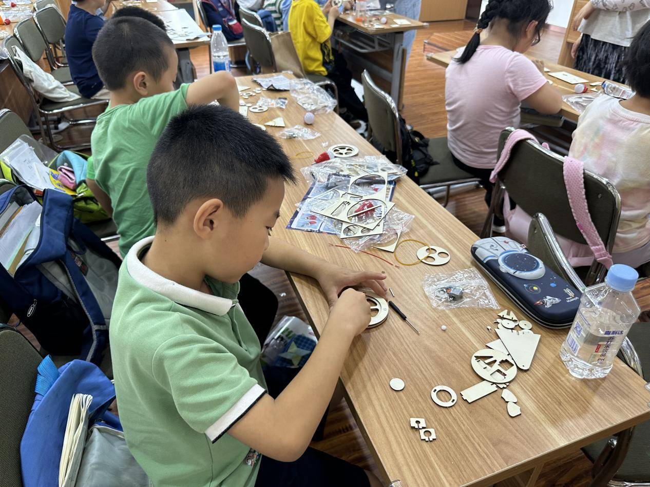 "科技伴成长 带来新赋能"科技手摇发电机活动