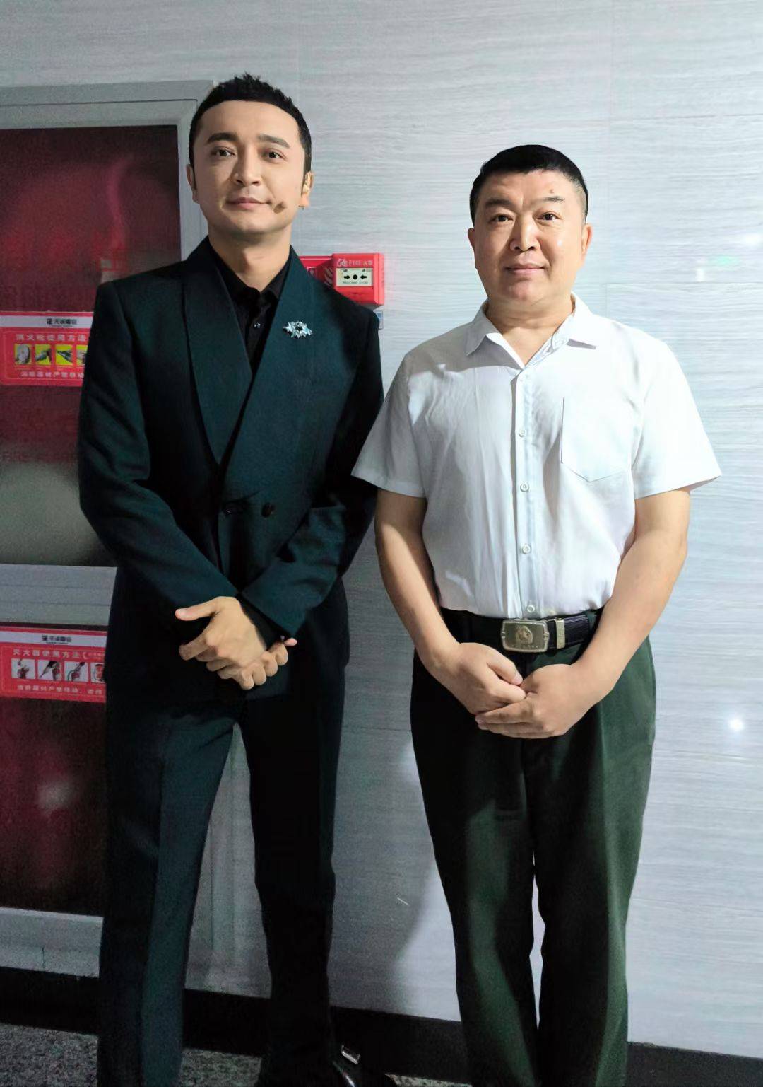 总制片人刘嘉有参加央视演播室录制节目与主持人合影留念