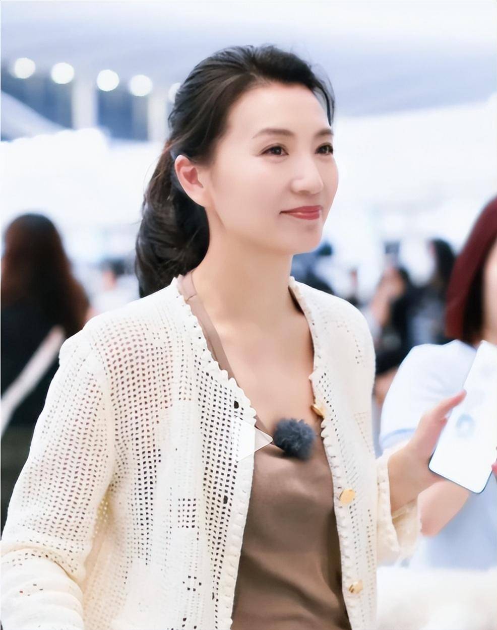 陈好45岁现身北京,衣着随便三角区突出,与宋茜聊天气质相差巨大