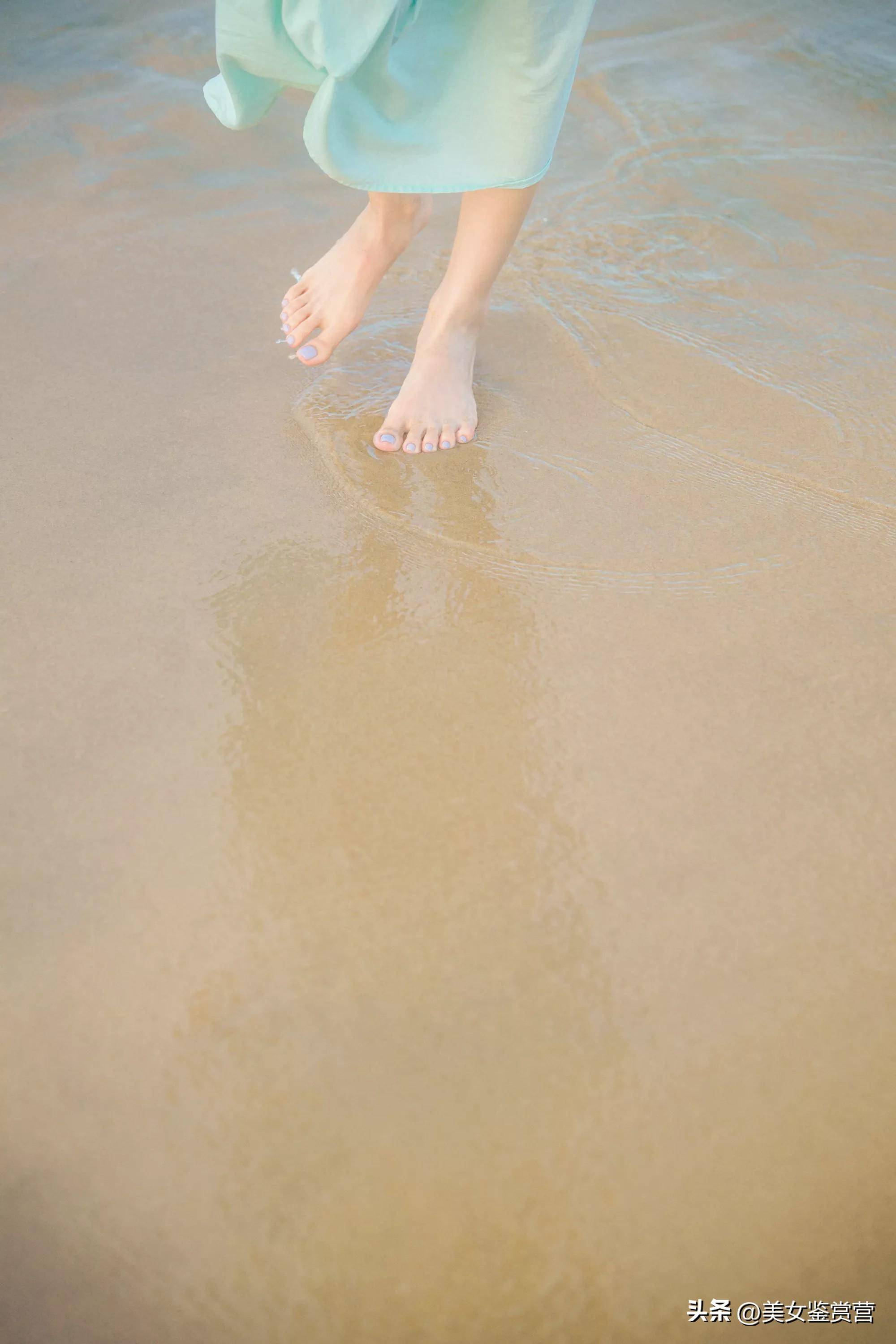 陈瑶沙滩清纯可爱迷人小脚丫写真大片