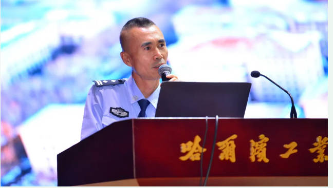 民警王洪波在解放军某部服役31年后,于2022年转业后来到食药环侦支队.