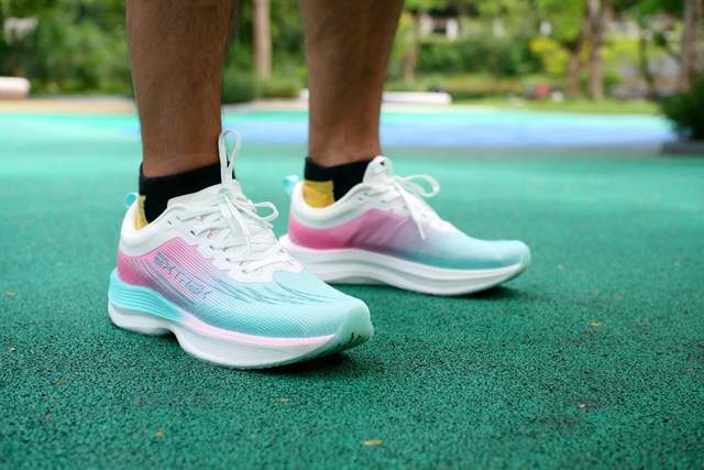 天越清风轻弹碳板跑鞋：解锁你的赛道新速度，多色任选，轻盈如飞