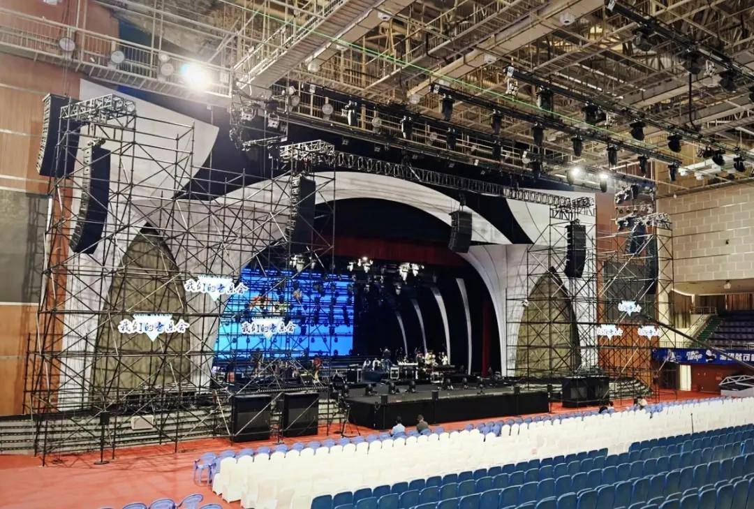 由于演出舞台台口宽度达35m,为了精准地定位舞台声源,采用了精密的