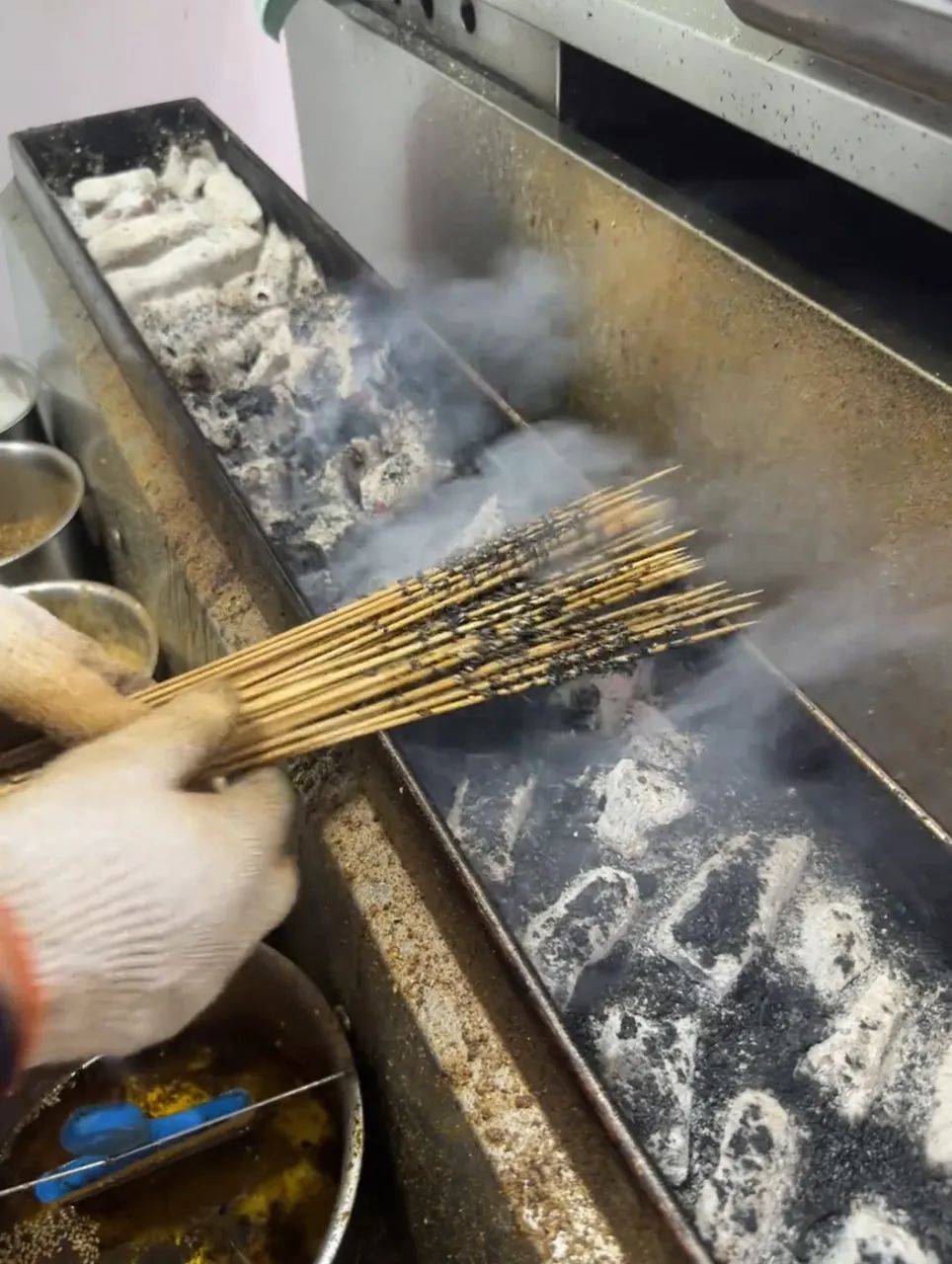 山东:男子看见有人在烤"蚂蚁"吃,走近一看,发现不是蚂蚁