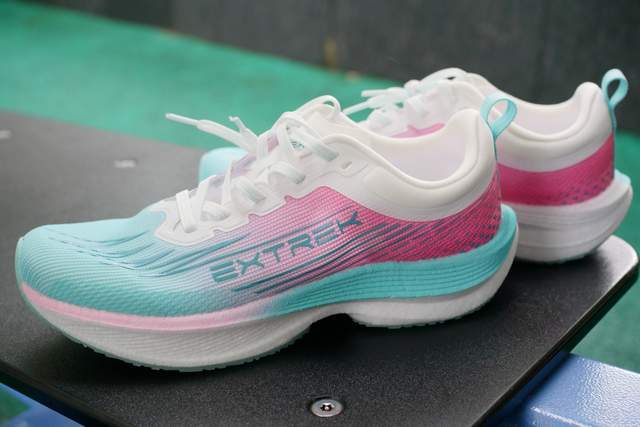 天越清风轻弹碳板跑鞋：解锁你的赛道新速度，多色任选，轻盈如飞