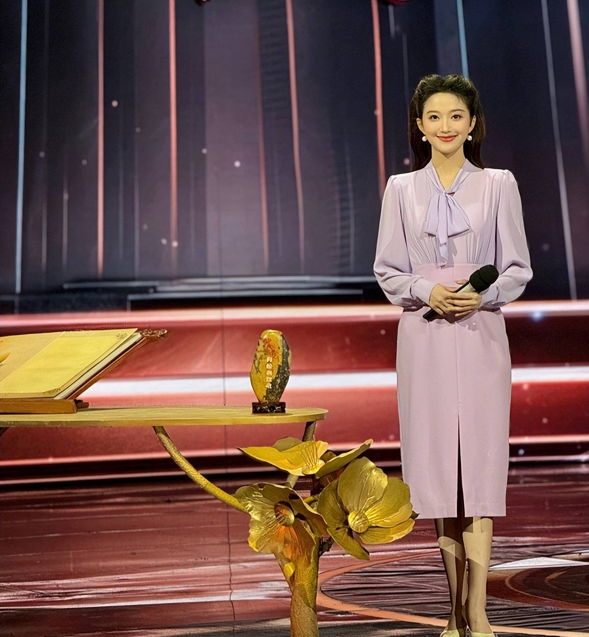 刘心悦:被央视委以重任,接班孟盛楠主持cctv-4《68中国文艺》68