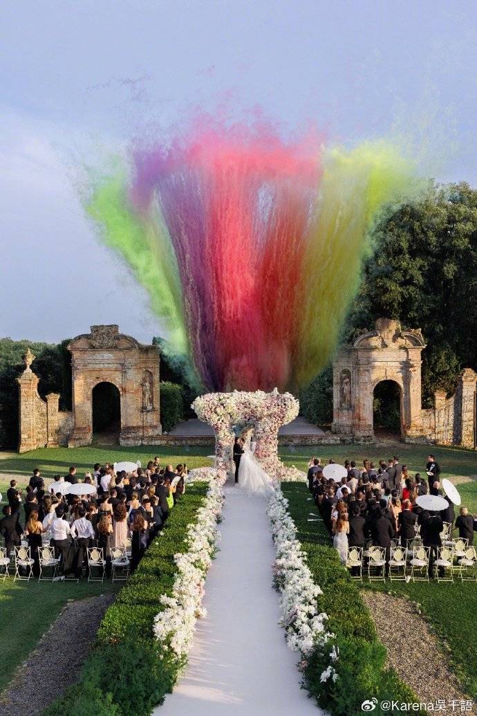 吴千语婚礼现场曝光,与施伯雄拥吻掀起高潮,花费百万奢华低调