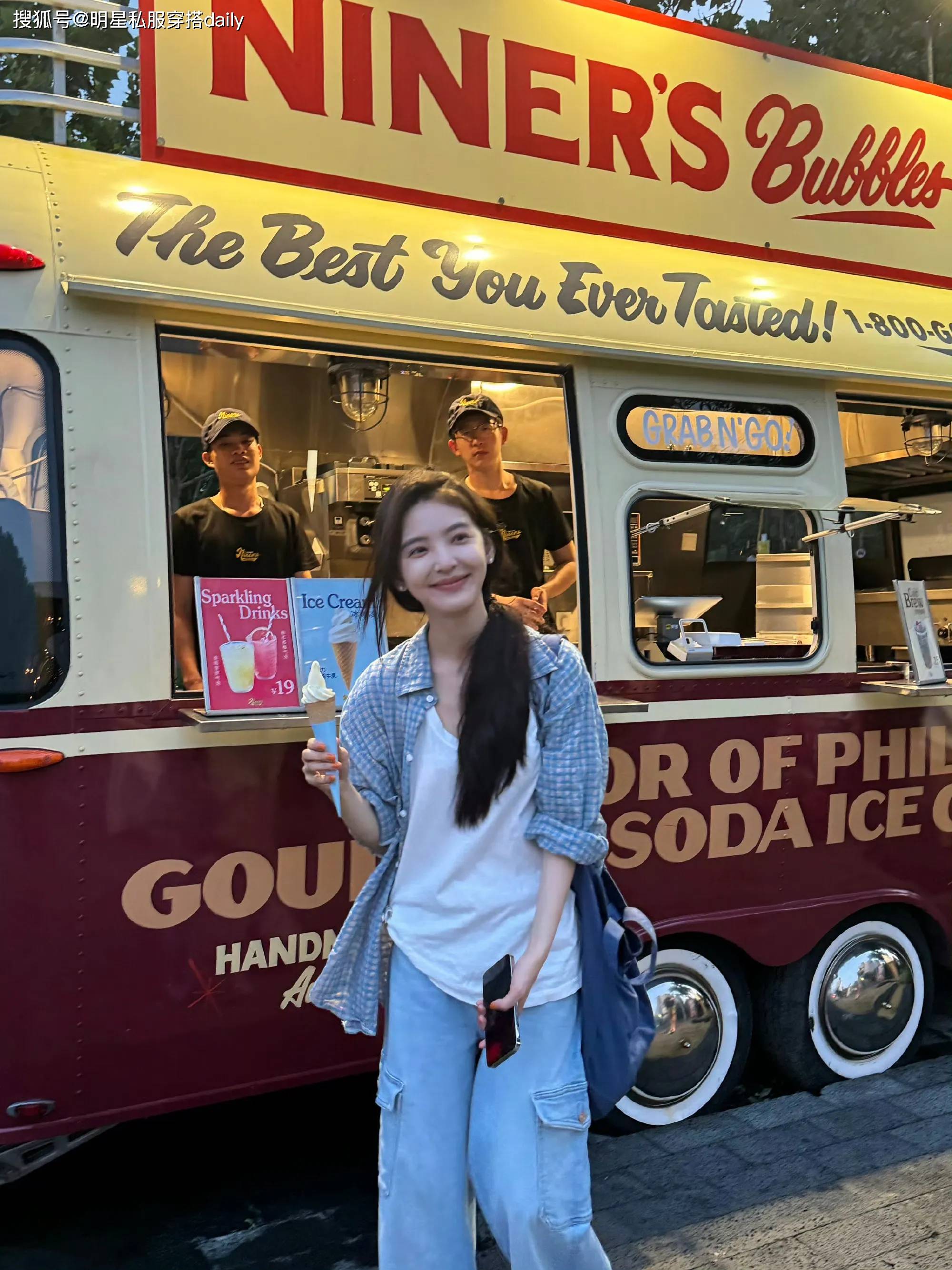 看了章若楠的4套私服穿搭,才发现,基础款,也可甜美文艺又斩男