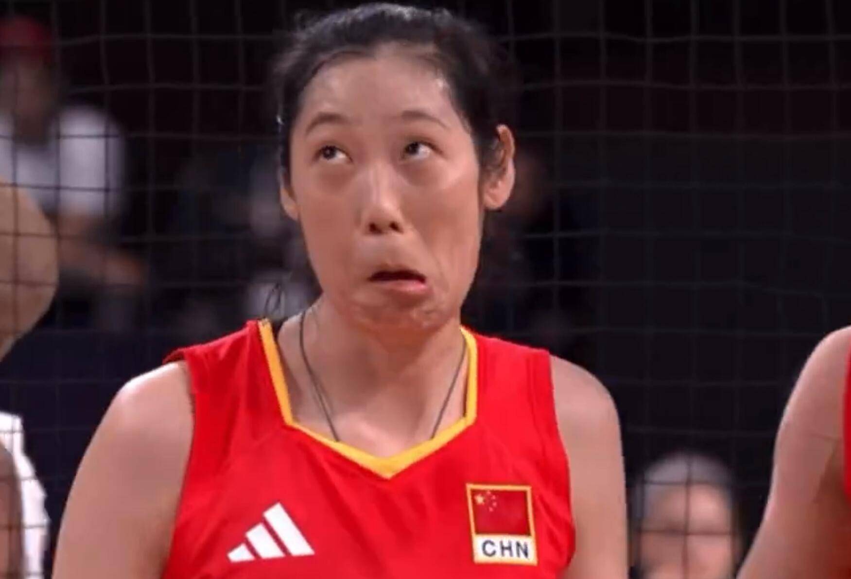 姑娘们哭了!中国女排2-3无缘四强,裁判抢戏,土耳其归化像男人